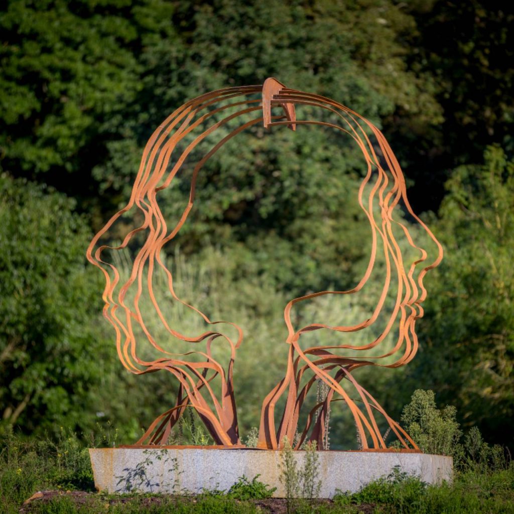 Deux visage en métal superposés mais regardant dans des directions différentes