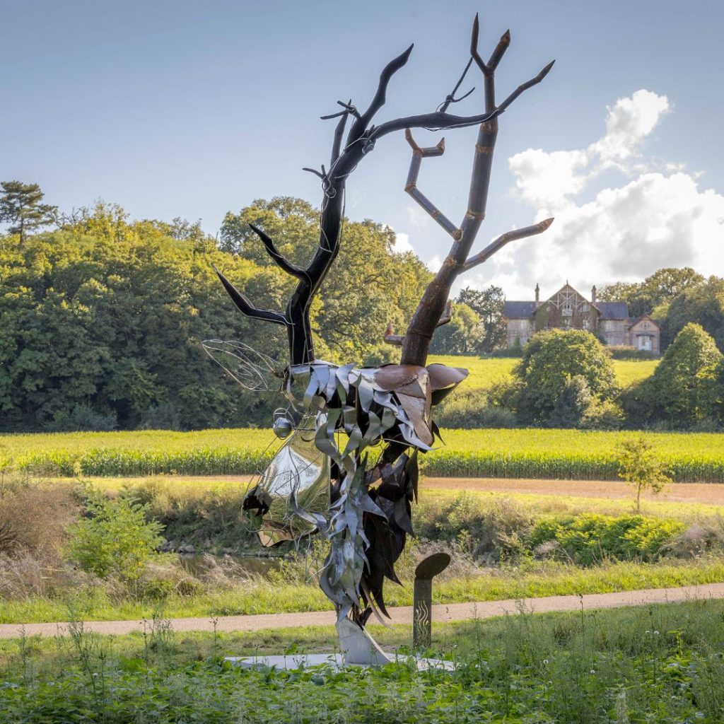 Un cerf en méta et bois créé par l'artiste dans son écrin de verdure