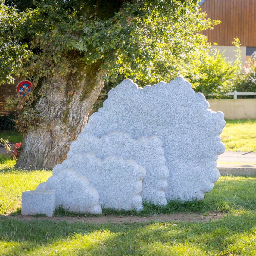 Sculpture d'un nuage en granit réalisée par Rob Good